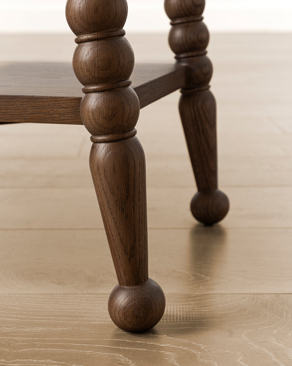Console de salon traditionnelle en noyer et chêne avec design classique