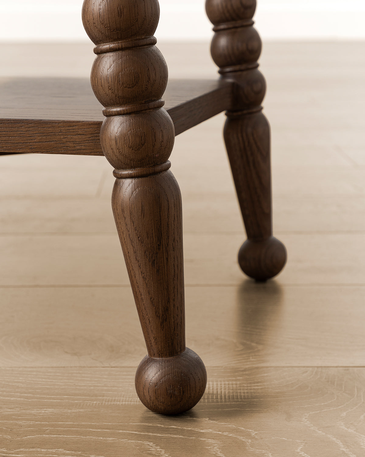 Console de salon traditionnelle en noyer et chêne avec design classique