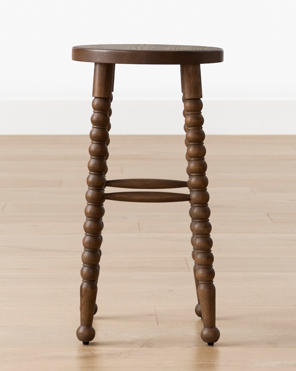 Tabouret de comptoir traditionnel en noyer et chêne avec pieds tournés pour salle à manger