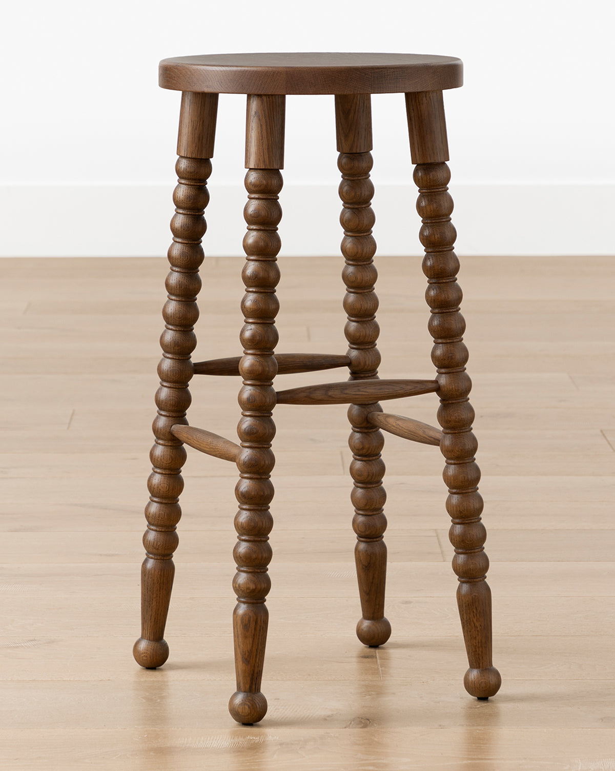 Tabouret de comptoir traditionnel en noyer et chêne avec pieds tournés pour salle à manger