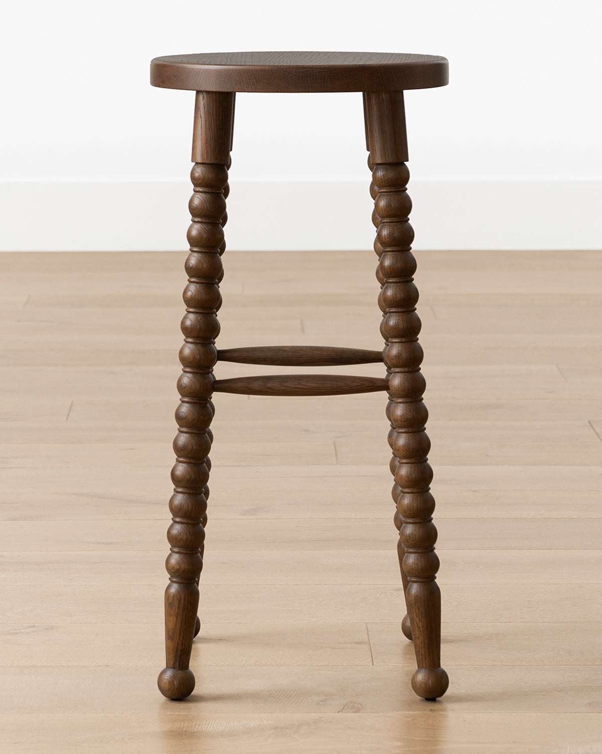 Tabouret de comptoir traditionnel en noyer et chêne avec pieds tournés pour salle à manger