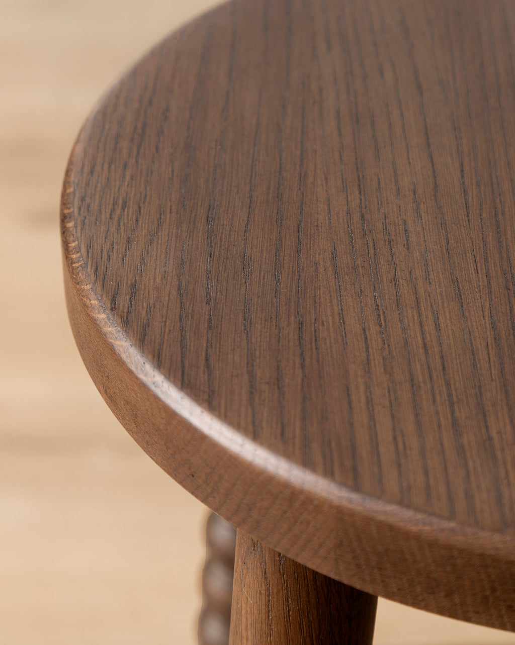 Tabouret de comptoir traditionnel en noyer et chêne avec pieds tournés pour salle à manger