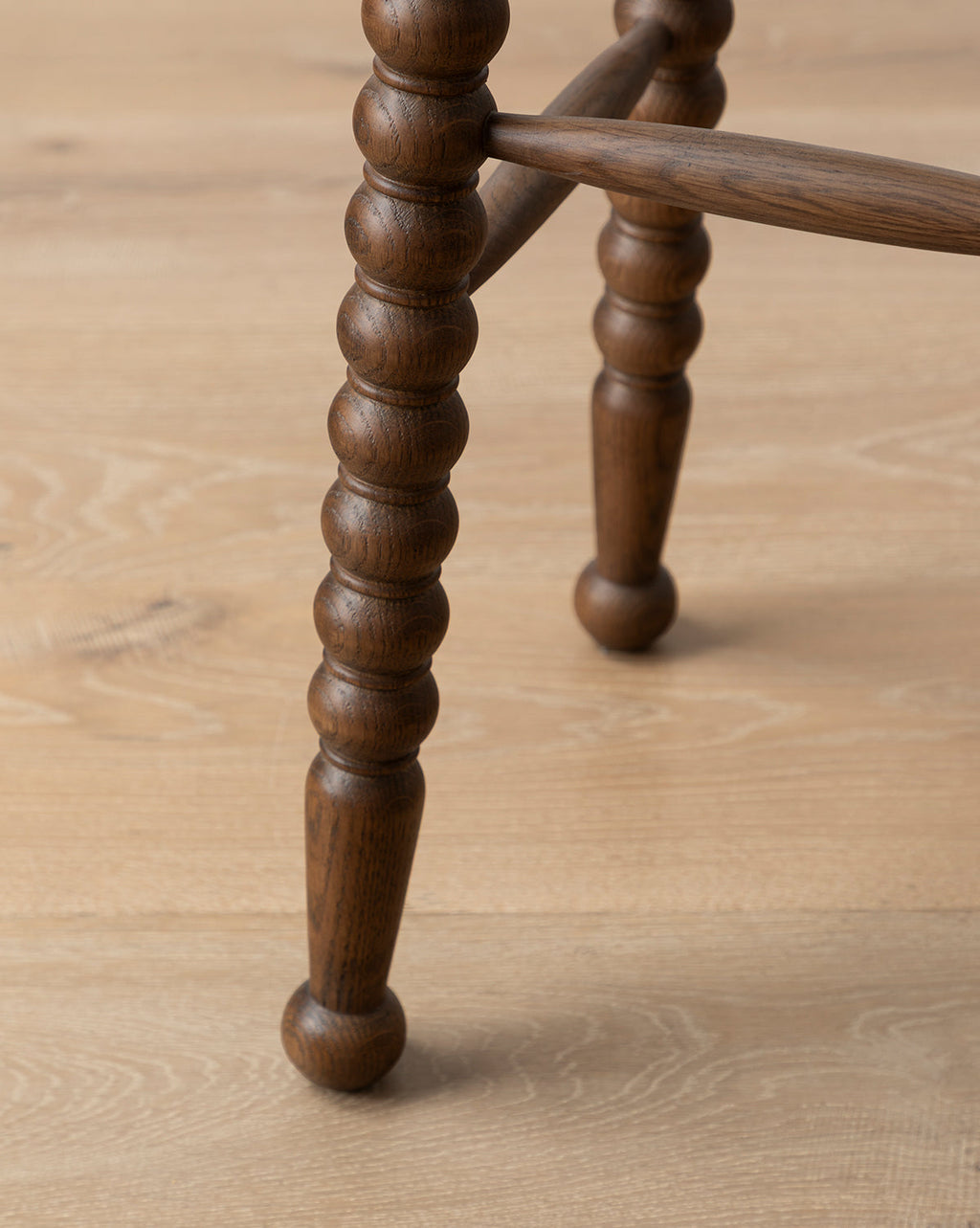Tabouret de comptoir traditionnel en noyer et chêne avec pieds tournés pour salle à manger
