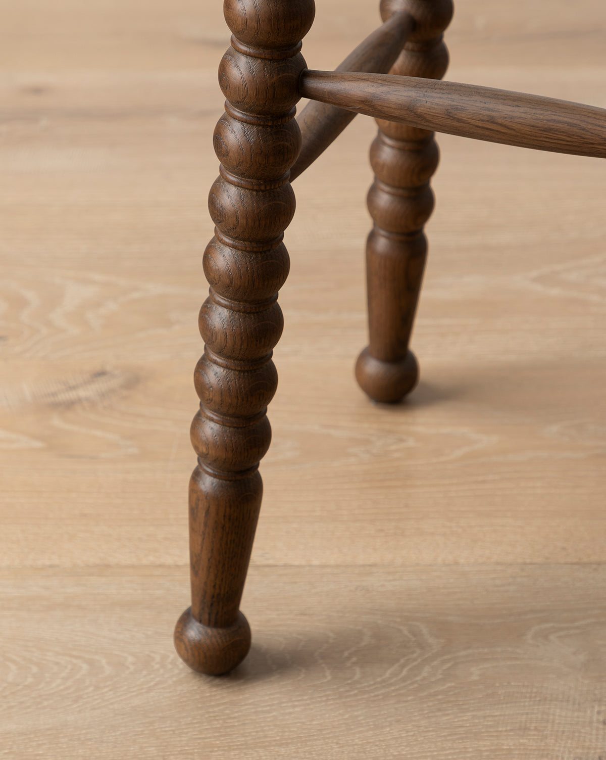 Tabouret de comptoir traditionnel en noyer et chêne avec pieds tournés pour salle à manger