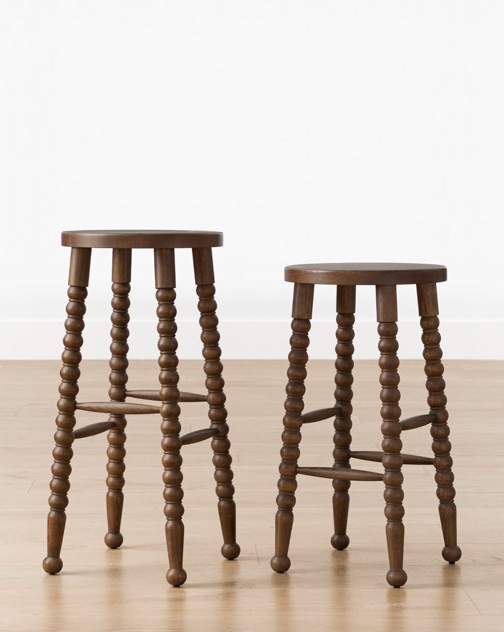 Tabouret de comptoir traditionnel en noyer et chêne avec pieds tournés pour salle à manger