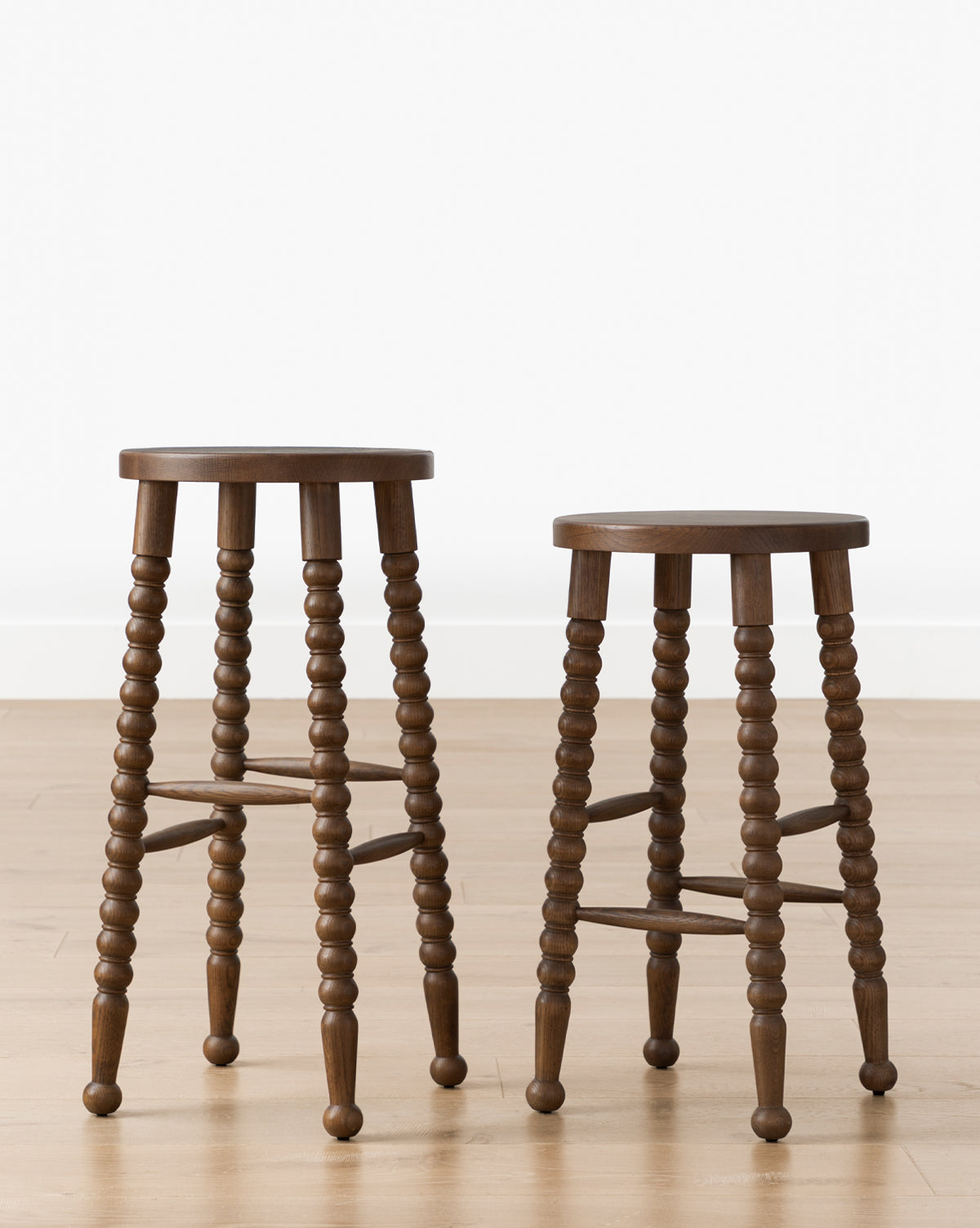 Tabouret de comptoir traditionnel en noyer et chêne avec pieds tournés pour salle à manger