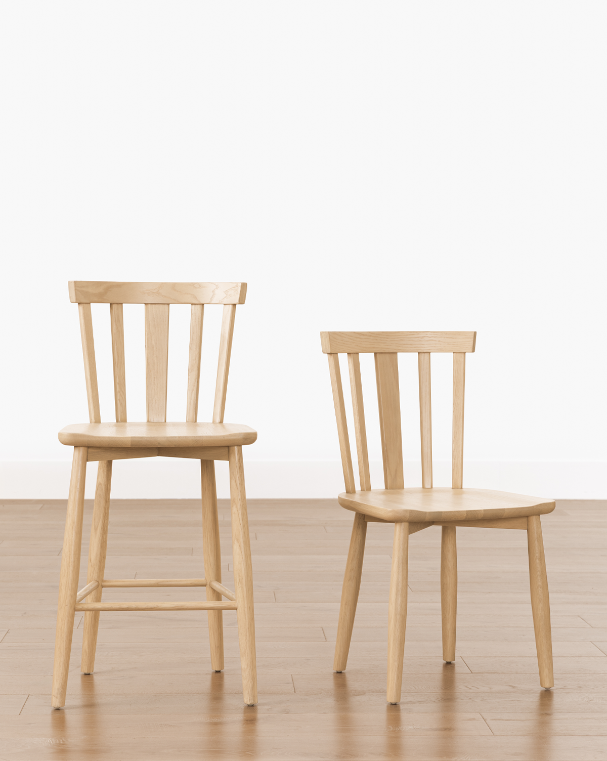 Tabouret de bar classique en bois massif avec dossier incurvé et repose-pieds pour salle à manger