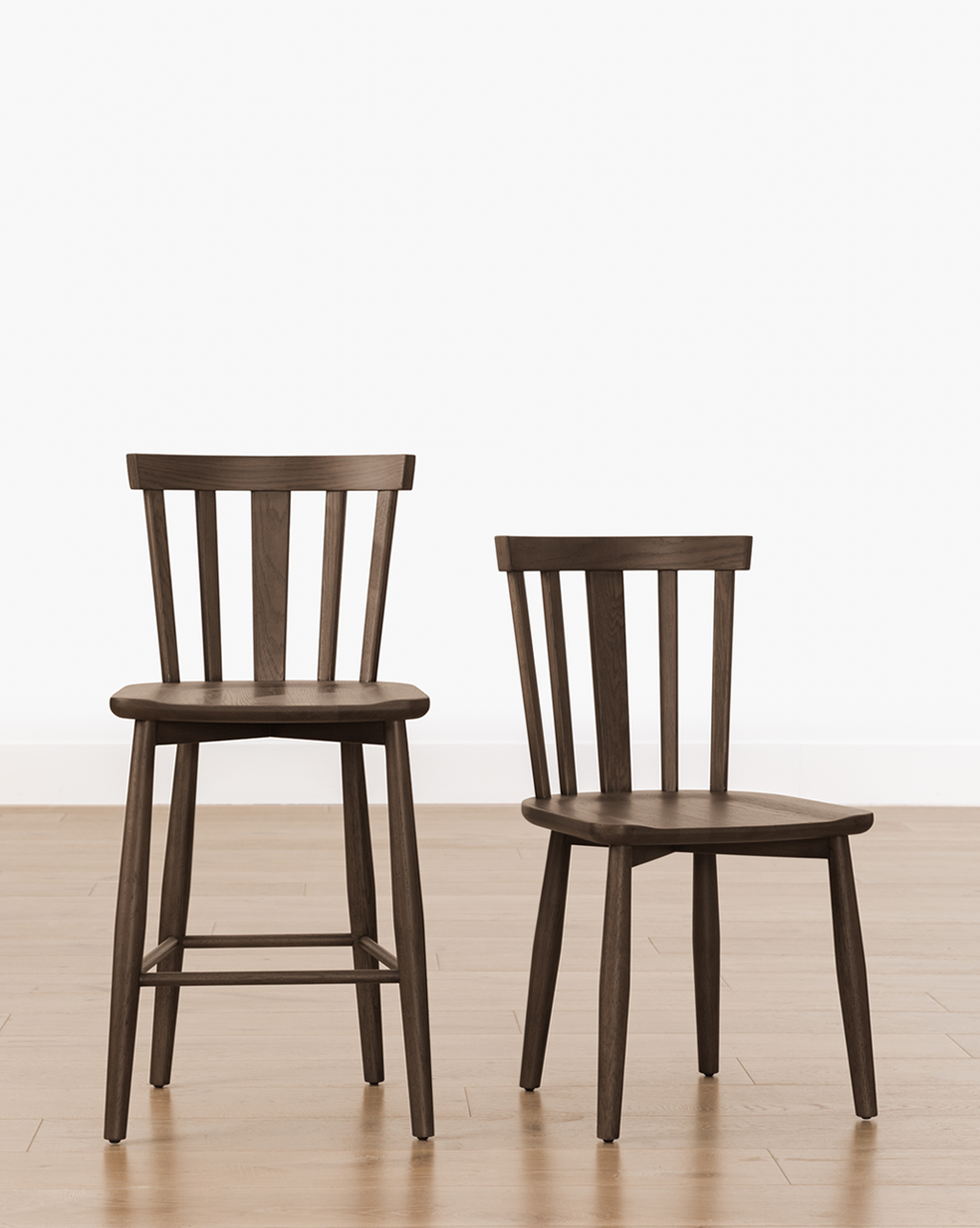 Tabouret de bar classique en bois massif avec dossier incurvé et repose-pieds pour salle à manger