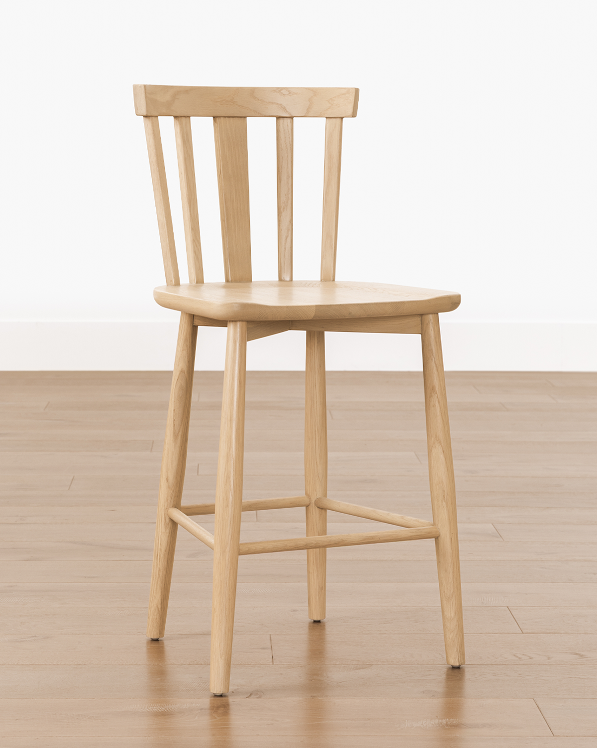 Tabouret de bar classique en bois massif avec dossier incurvé et repose-pieds pour salle à manger