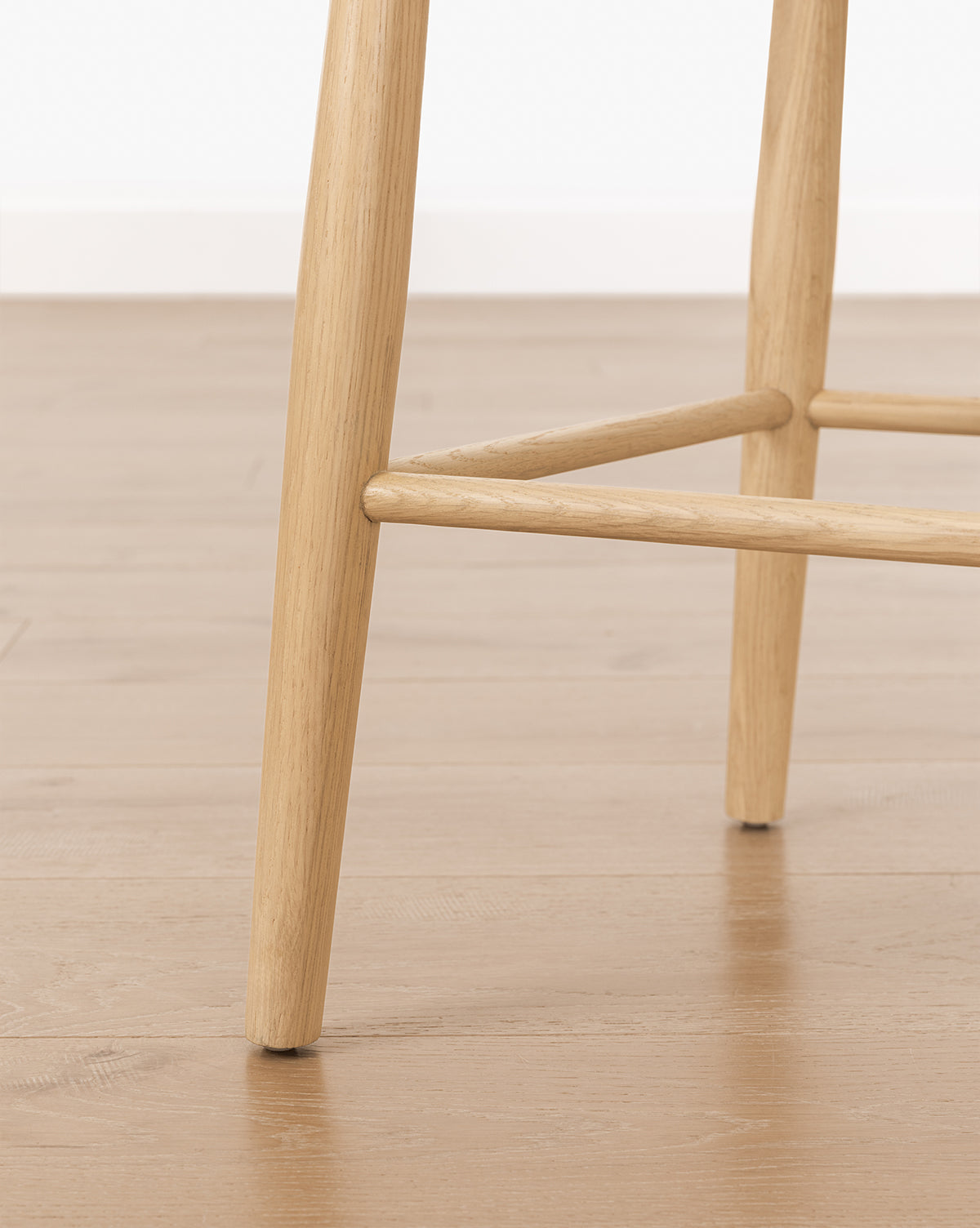 Tabouret de bar classique en bois massif avec dossier incurvé et repose-pieds pour salle à manger