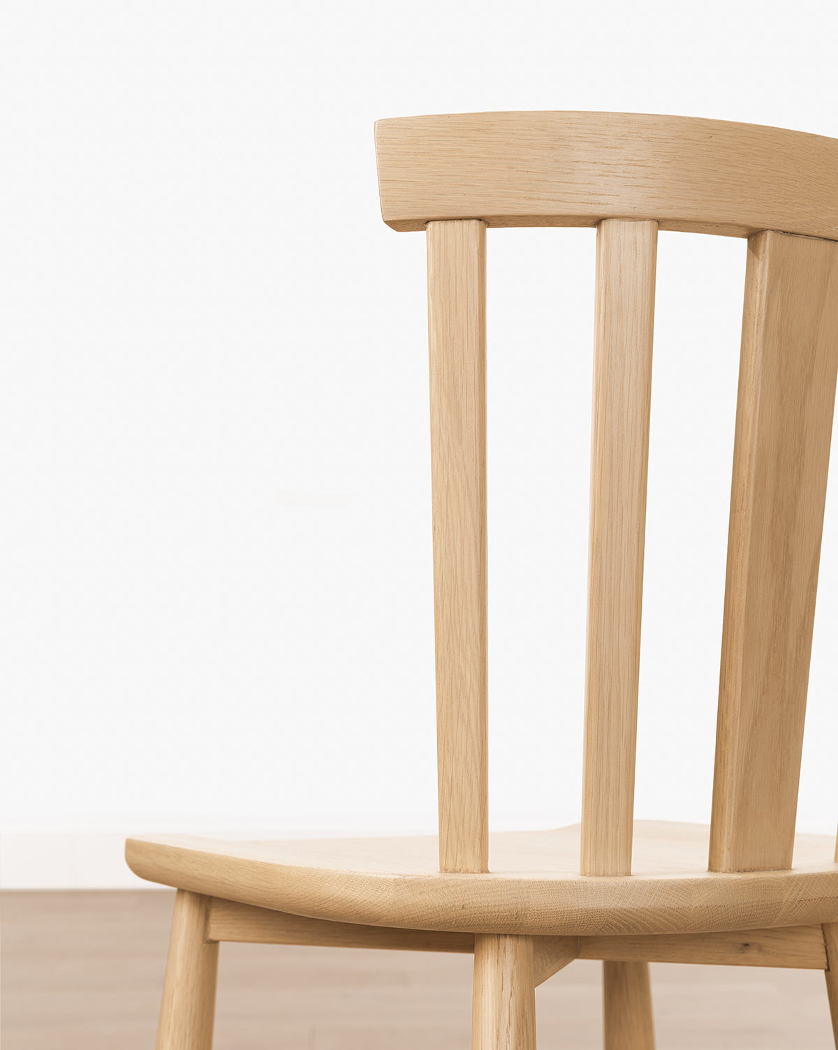 Tabouret de bar classique en bois massif avec dossier incurvé et repose-pieds pour salle à manger