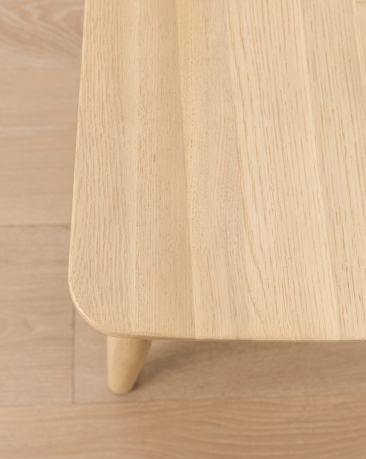 Tabouret de bar classique en bois massif avec dossier incurvé et repose-pieds pour salle à manger
