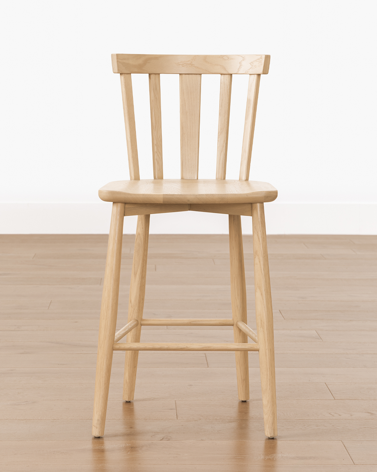 Tabouret de bar classique en bois massif avec dossier incurvé et repose-pieds pour salle à manger