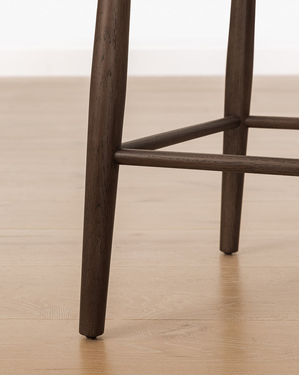 Tabouret de bar classique en bois massif avec dossier incurvé et repose-pieds pour salle à manger