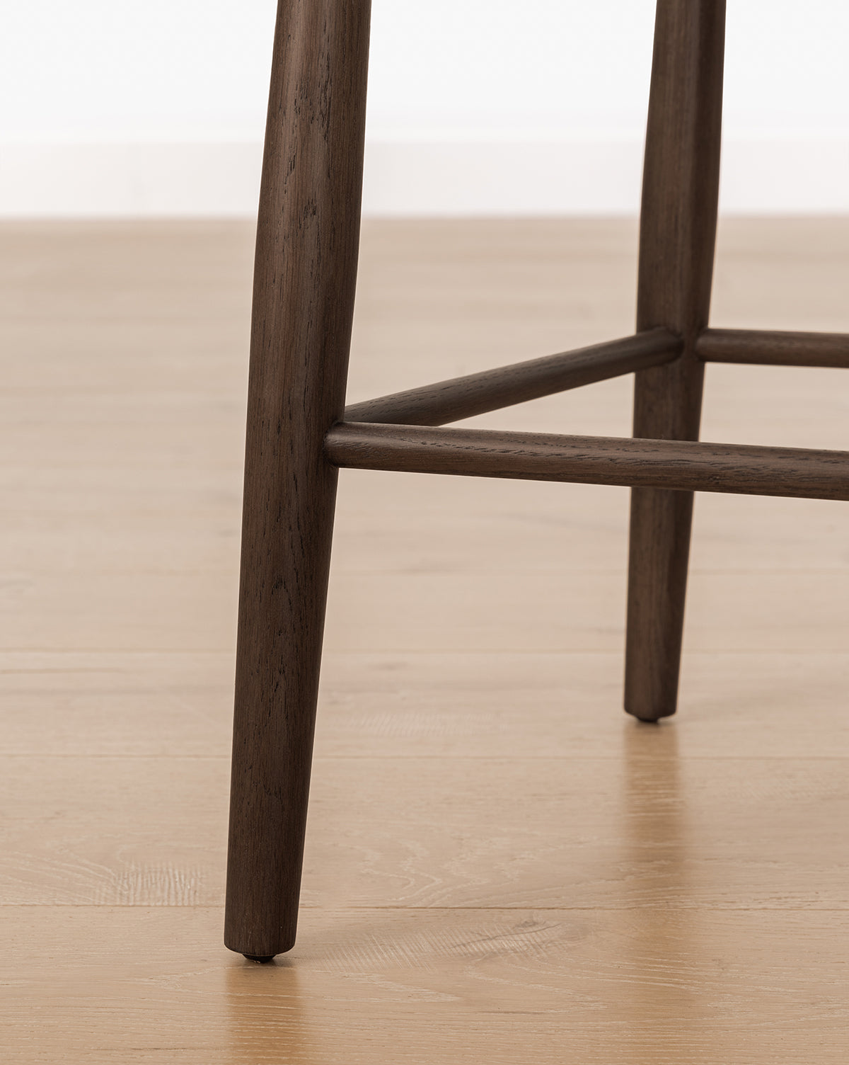 Tabouret de bar classique en bois massif avec dossier incurvé et repose-pieds pour salle à manger