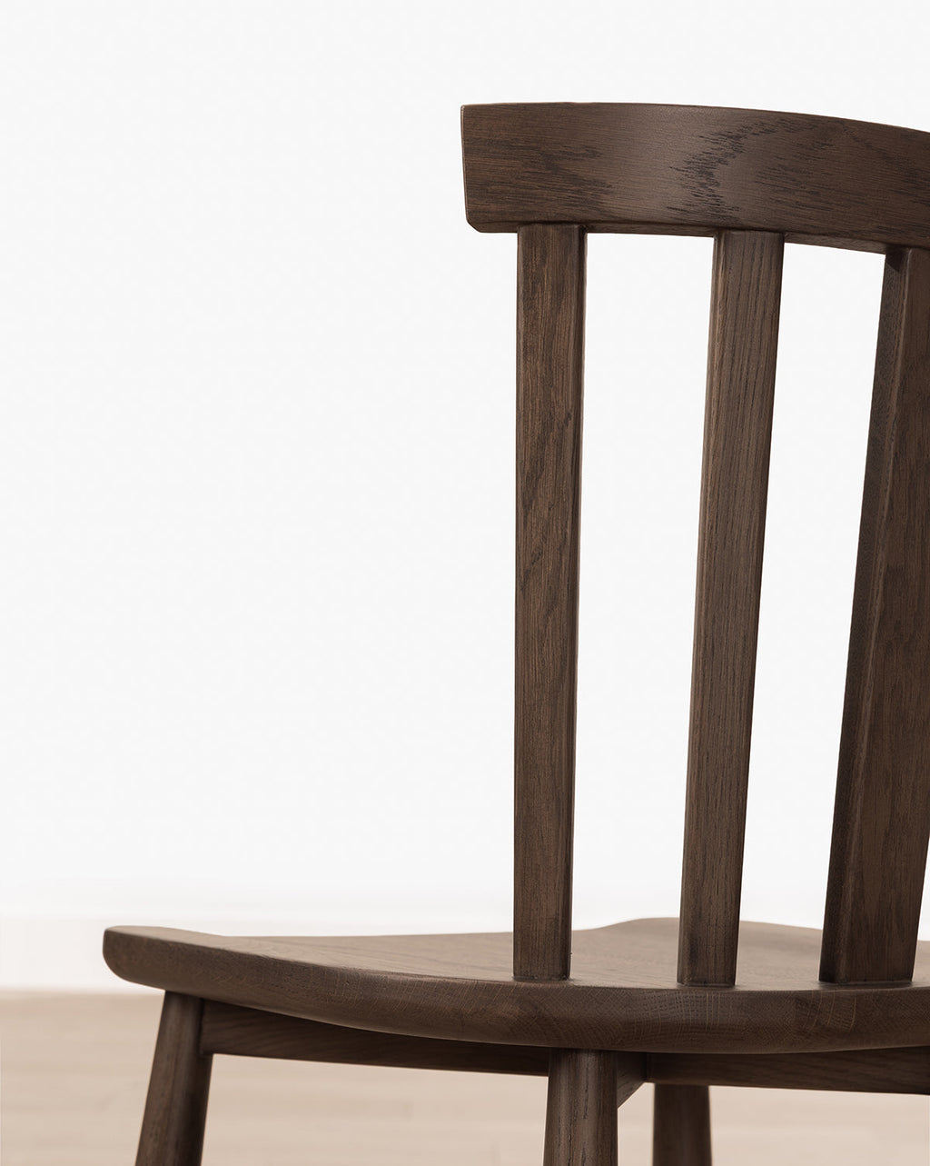 Tabouret de bar classique en bois massif avec dossier incurvé et repose-pieds pour salle à manger