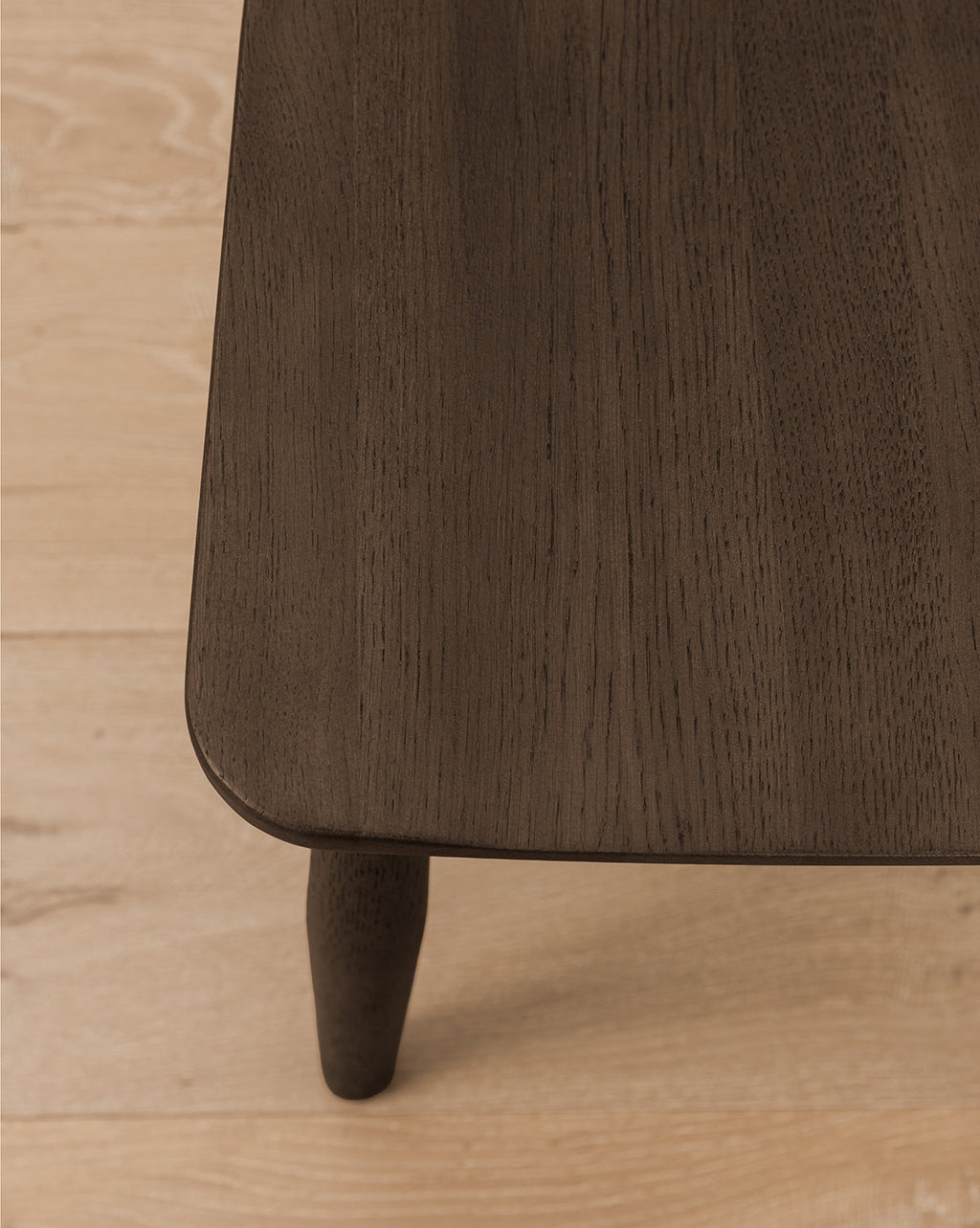 Tabouret de bar classique en bois massif avec dossier incurvé et repose-pieds pour salle à manger