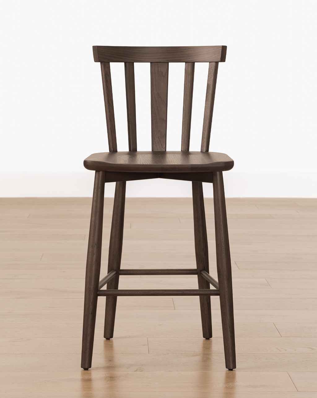 Tabouret de bar classique en bois massif avec dossier incurvé et repose-pieds pour salle à manger