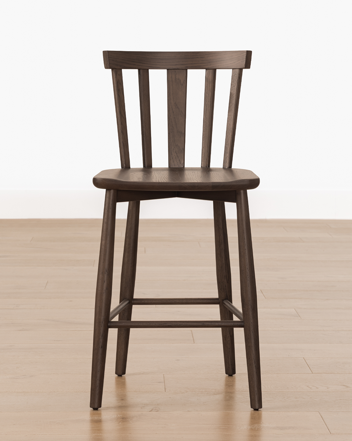 Tabouret de bar classique en bois massif avec dossier incurvé et repose-pieds pour salle à manger
