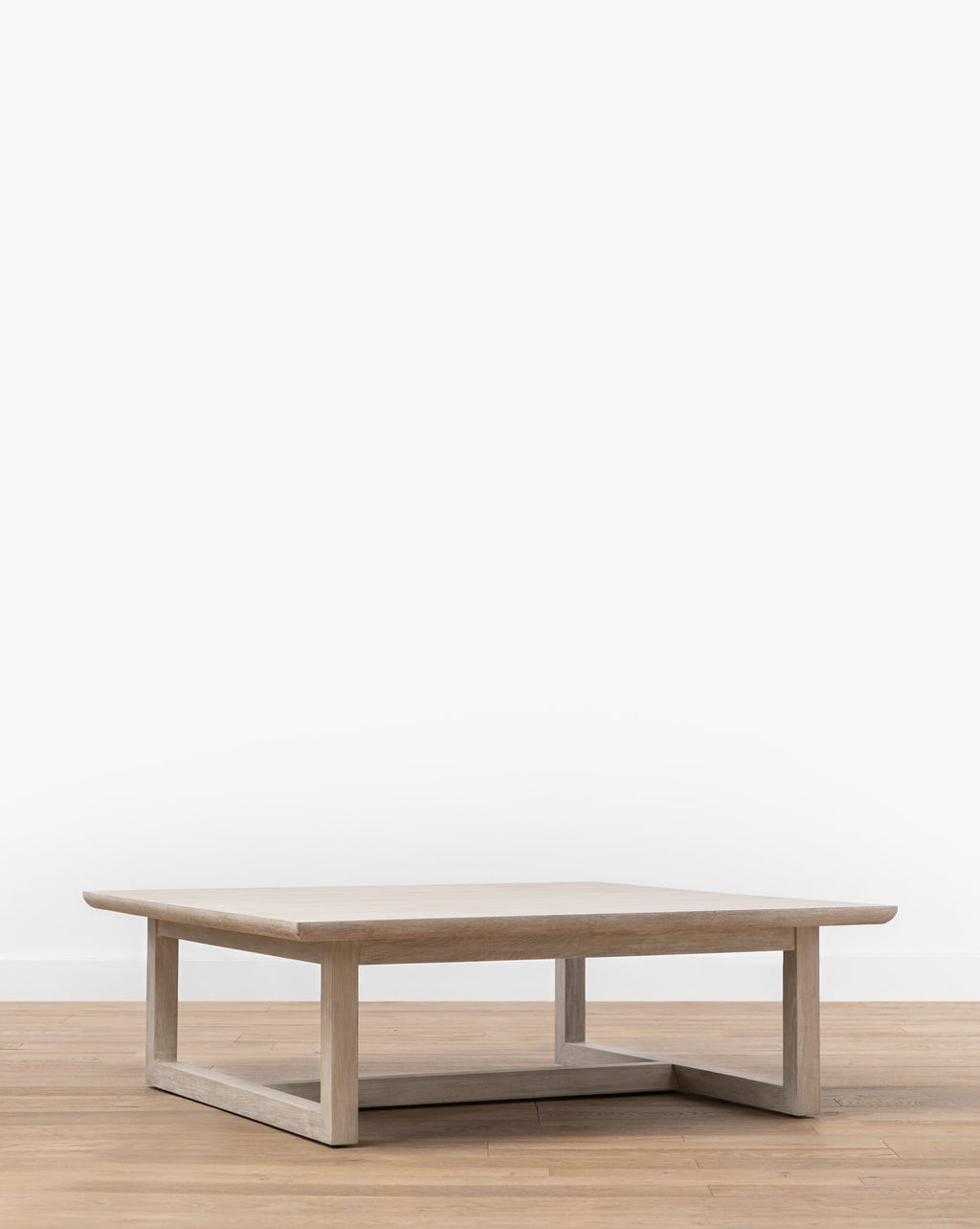 Table basse moderne en chêne massif aux lignes épurées et au design minimaliste pour salon