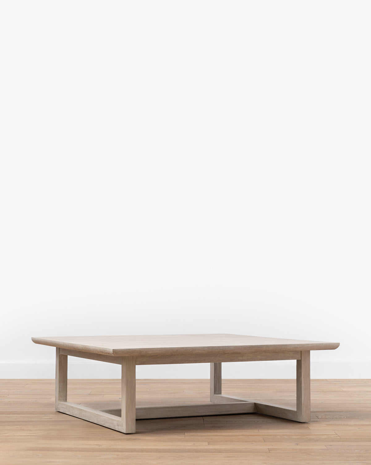 Table basse moderne en chêne massif aux lignes épurées et au design minimaliste pour salon