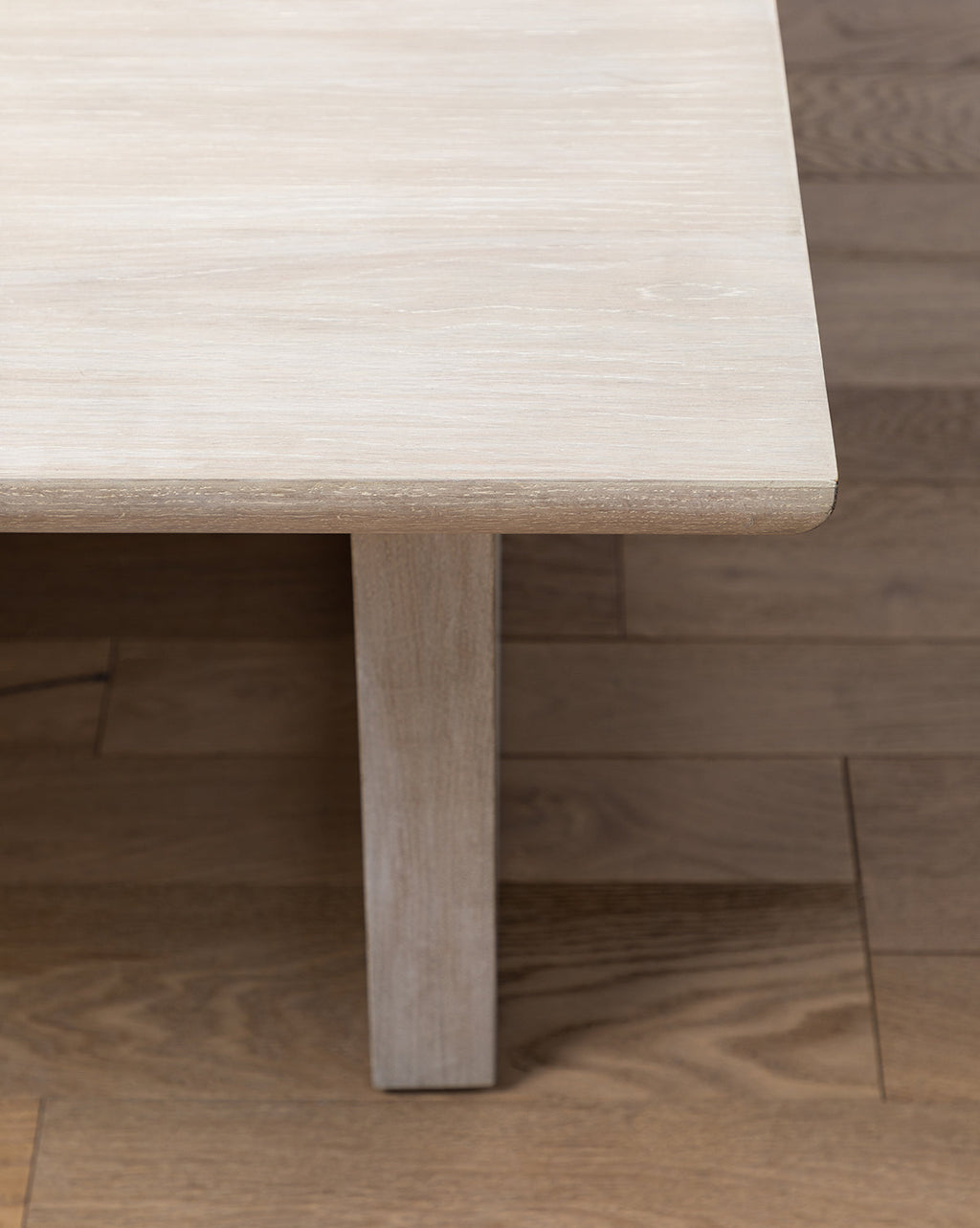 Table basse moderne en chêne massif aux lignes épurées et au design minimaliste pour salon