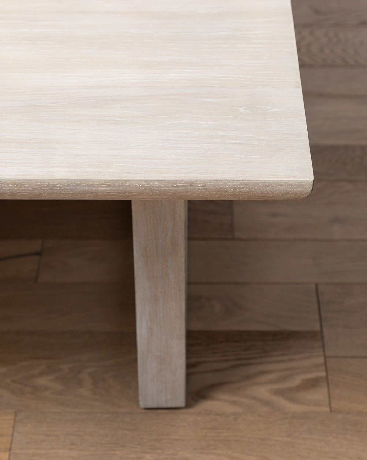 Table basse moderne en chêne massif aux lignes épurées et au design minimaliste pour salon