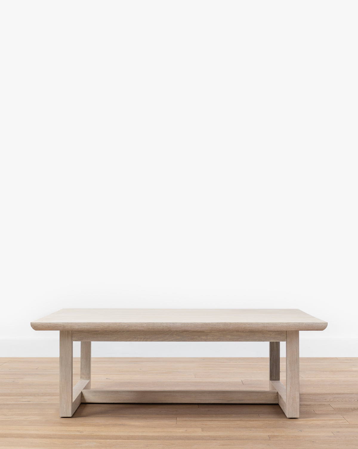 Table basse moderne en chêne massif aux lignes épurées et au design minimaliste pour salon