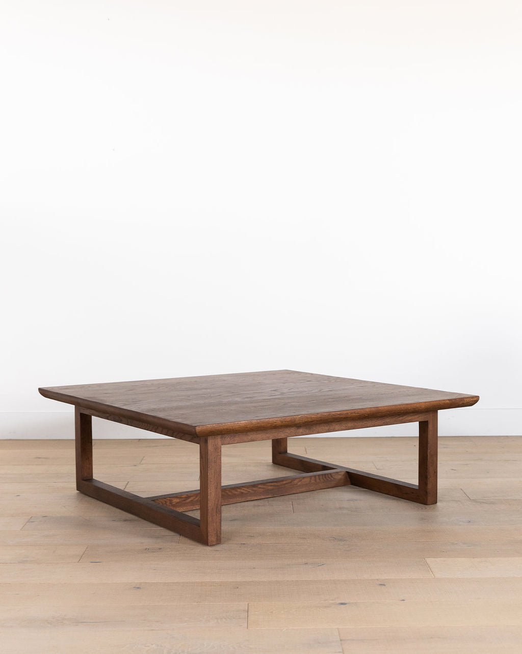 Table basse moderne en chêne massif aux lignes épurées et au design minimaliste pour salon