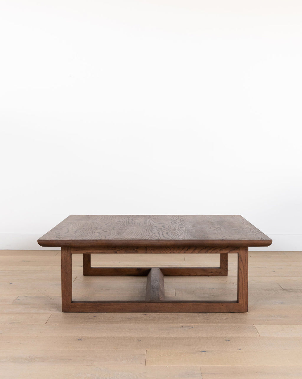 Table basse moderne en chêne massif aux lignes épurées et au design minimaliste pour salon