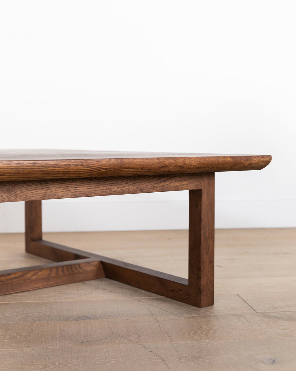 Table basse moderne en chêne massif aux lignes épurées et au design minimaliste pour salon