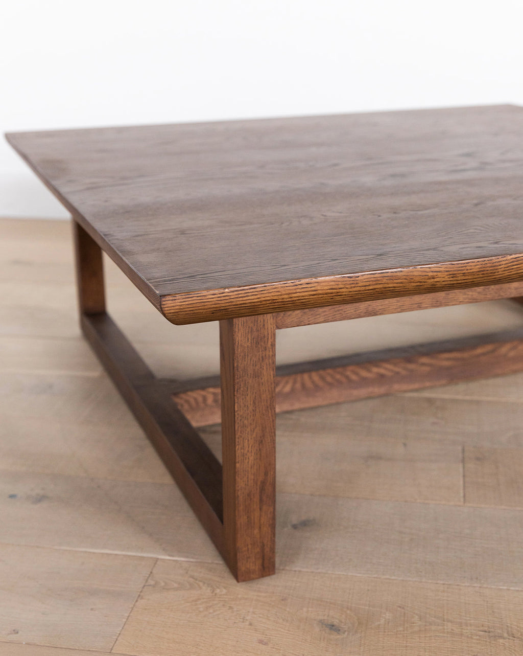Table basse moderne en chêne massif aux lignes épurées et au design minimaliste pour salon