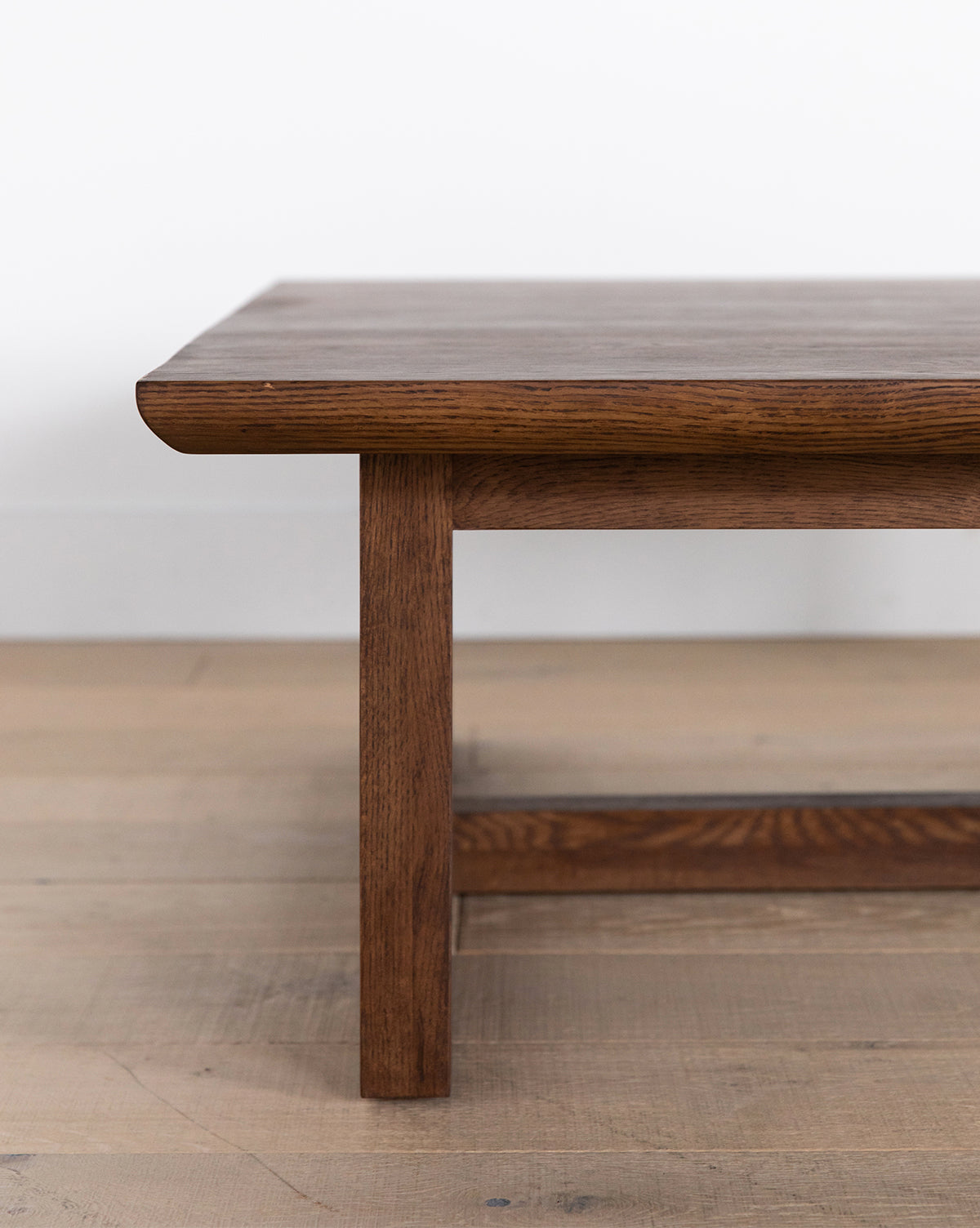 Table basse moderne en chêne massif aux lignes épurées et au design minimaliste pour salon