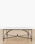 Table basse moderne en fer et marbre avec cadre arqué et plateau en pierre raffiné pour le salon
