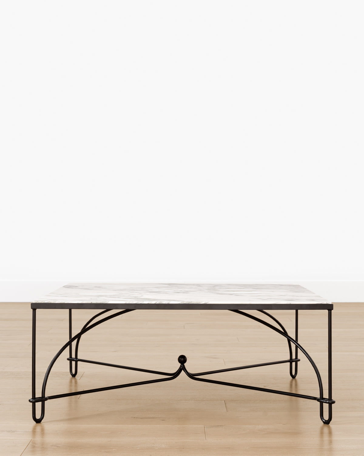 Table basse moderne en fer et marbre avec cadre arqué et plateau en pierre raffiné pour le salon
