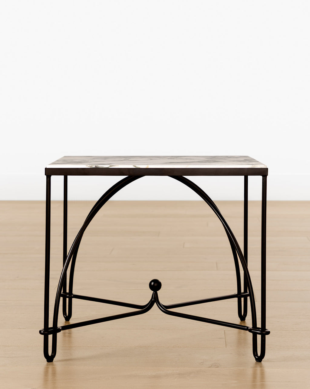 Table d'appoint moderne en fer et pierre avec cadre sculpté arqué pour salon