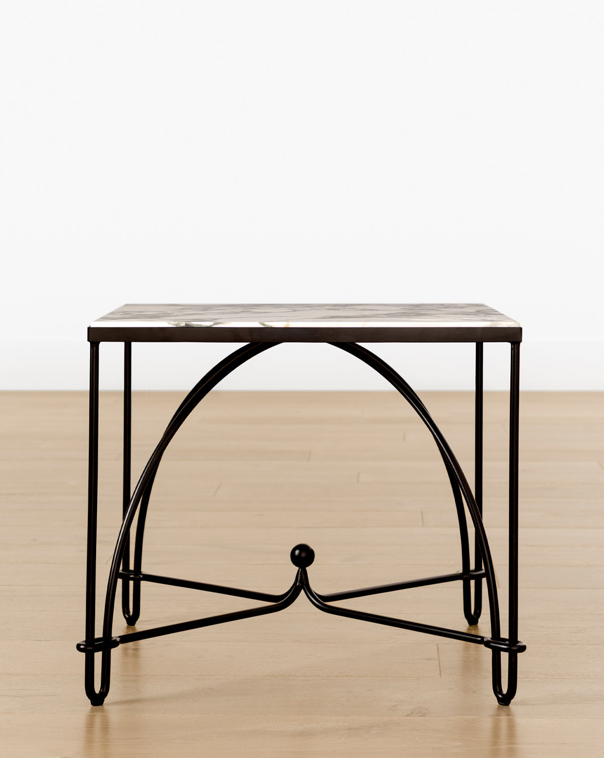 Table d'appoint moderne en fer et pierre avec cadre sculpté arqué pour salon