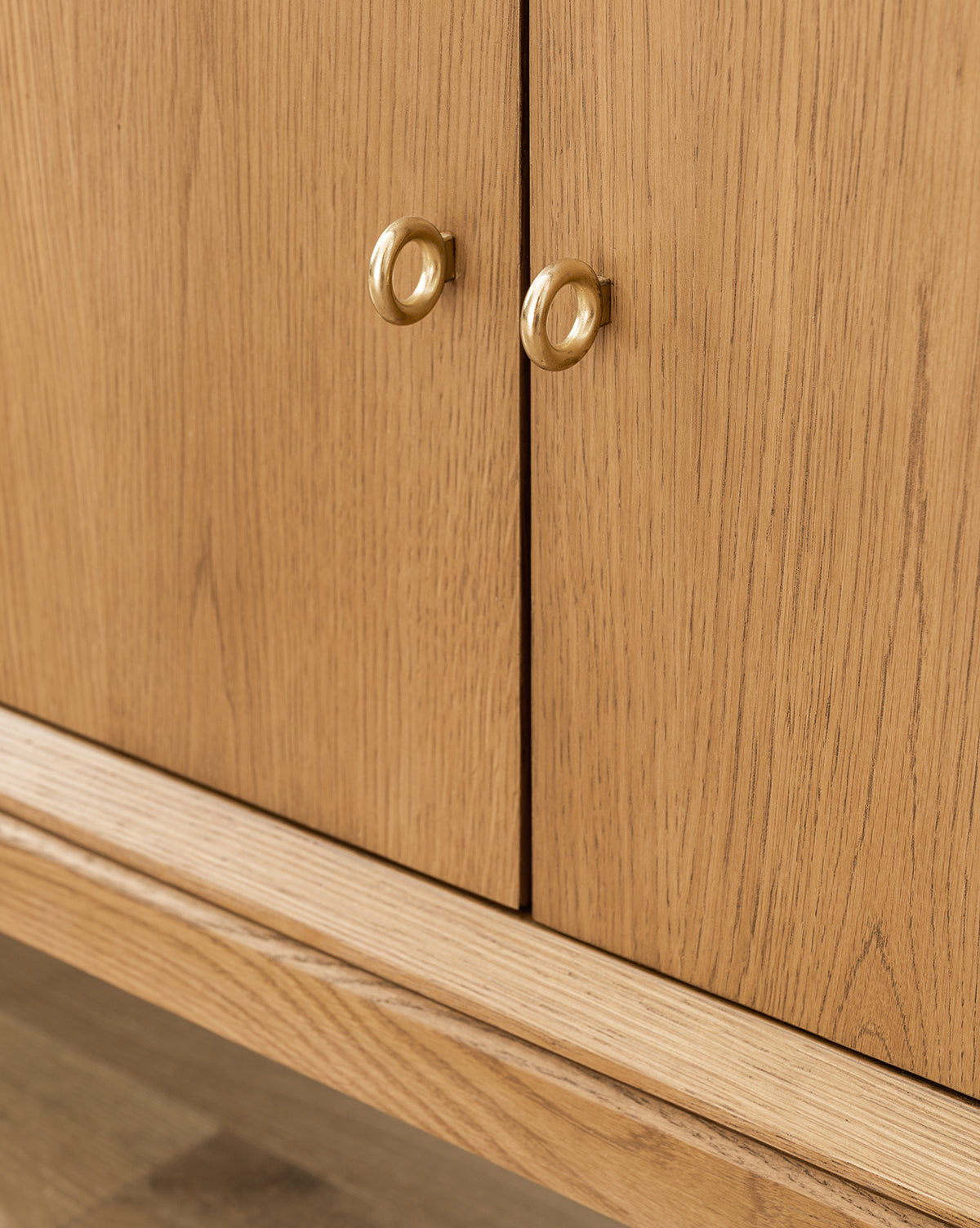 Buffet scandinave en bois au design minimaliste pour salon