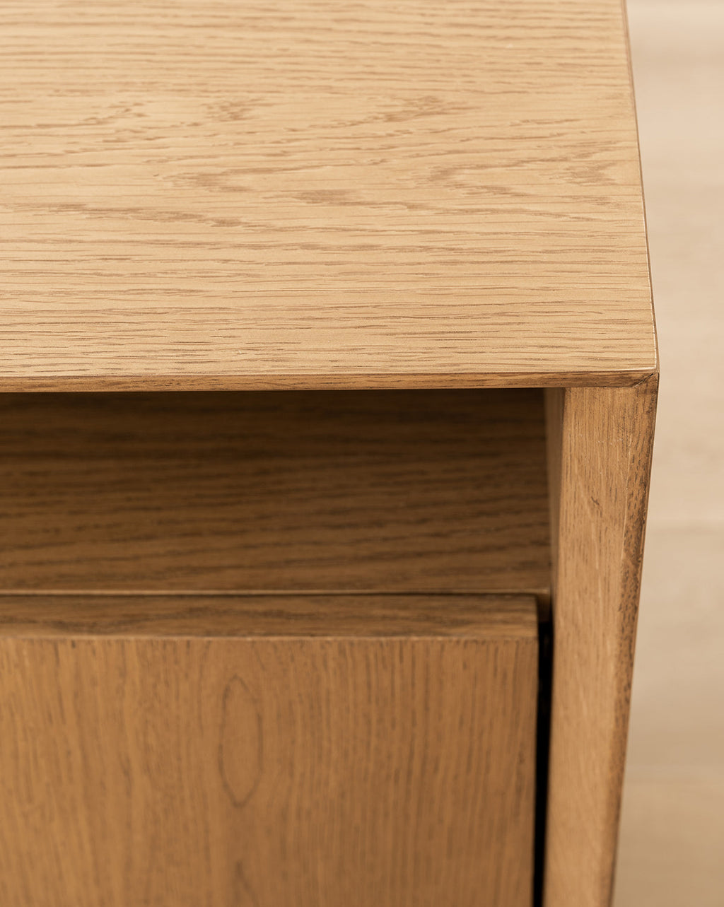 Buffet scandinave en bois au design minimaliste pour salon