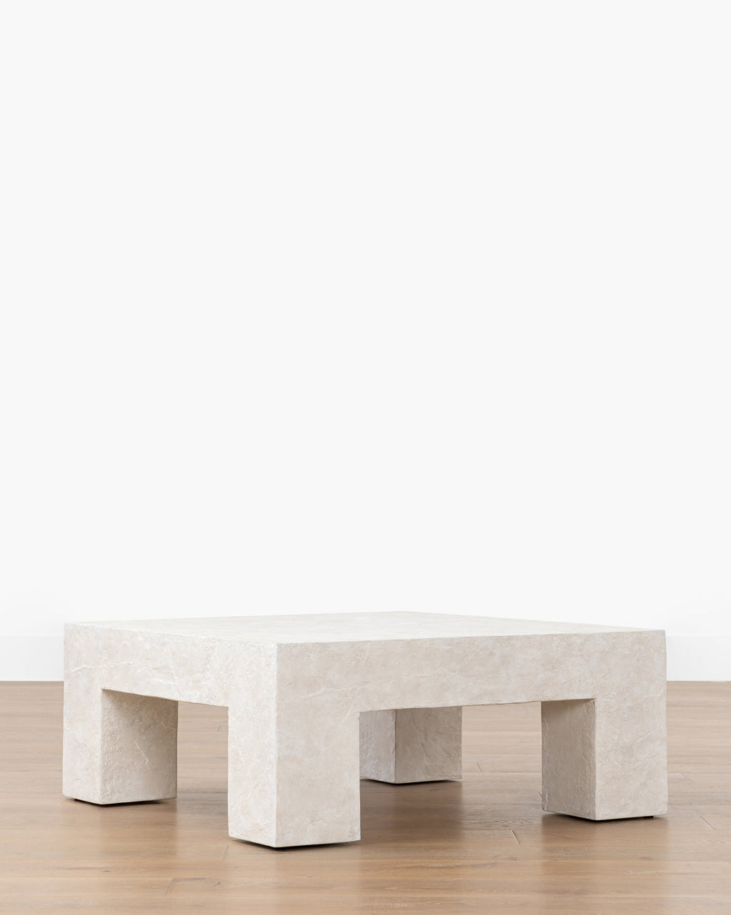 Table basse sculpturale en fibre de verre aux formes architecturales et lignes épurées pour salon