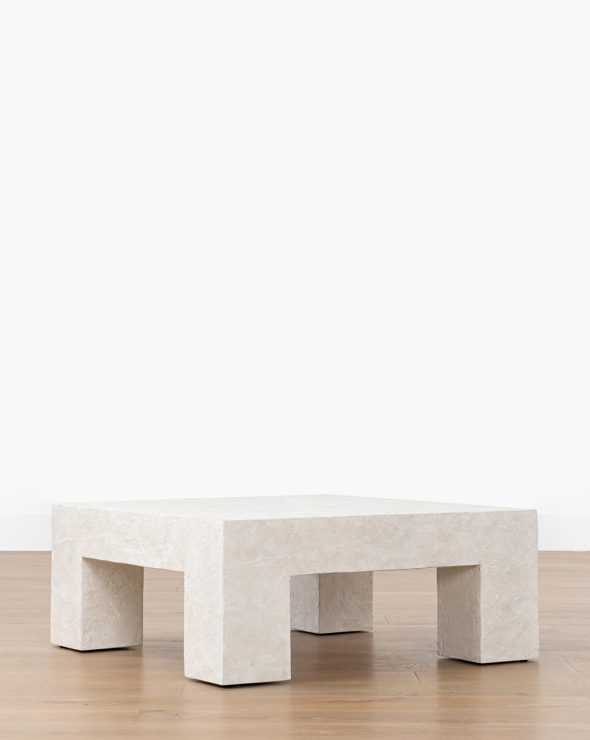 Table basse sculpturale en fibre de verre aux formes architecturales et lignes épurées pour salon