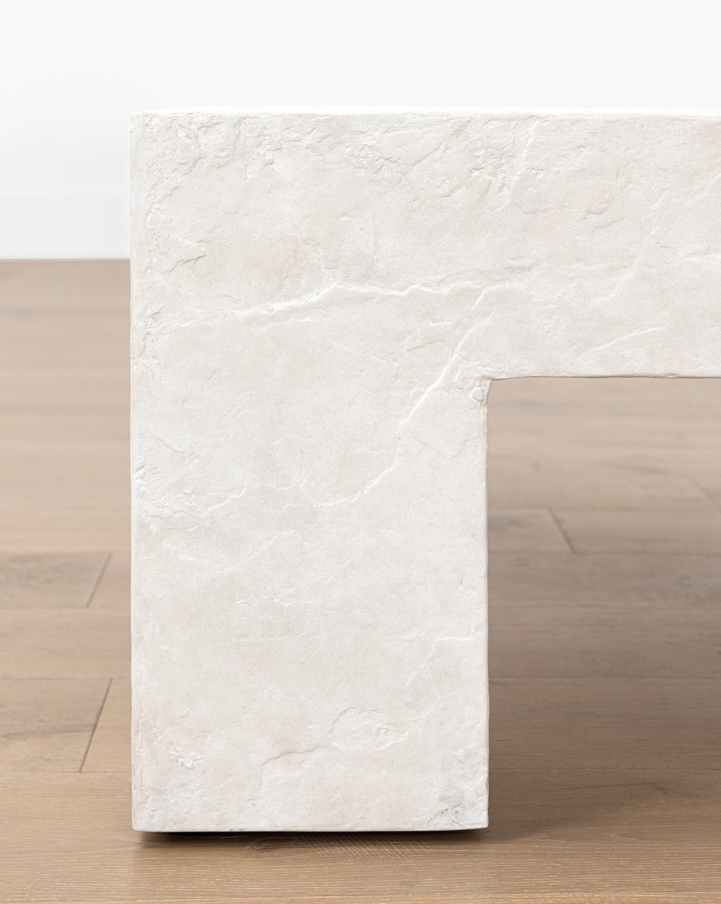Table basse sculpturale en fibre de verre aux formes architecturales et lignes épurées pour salon