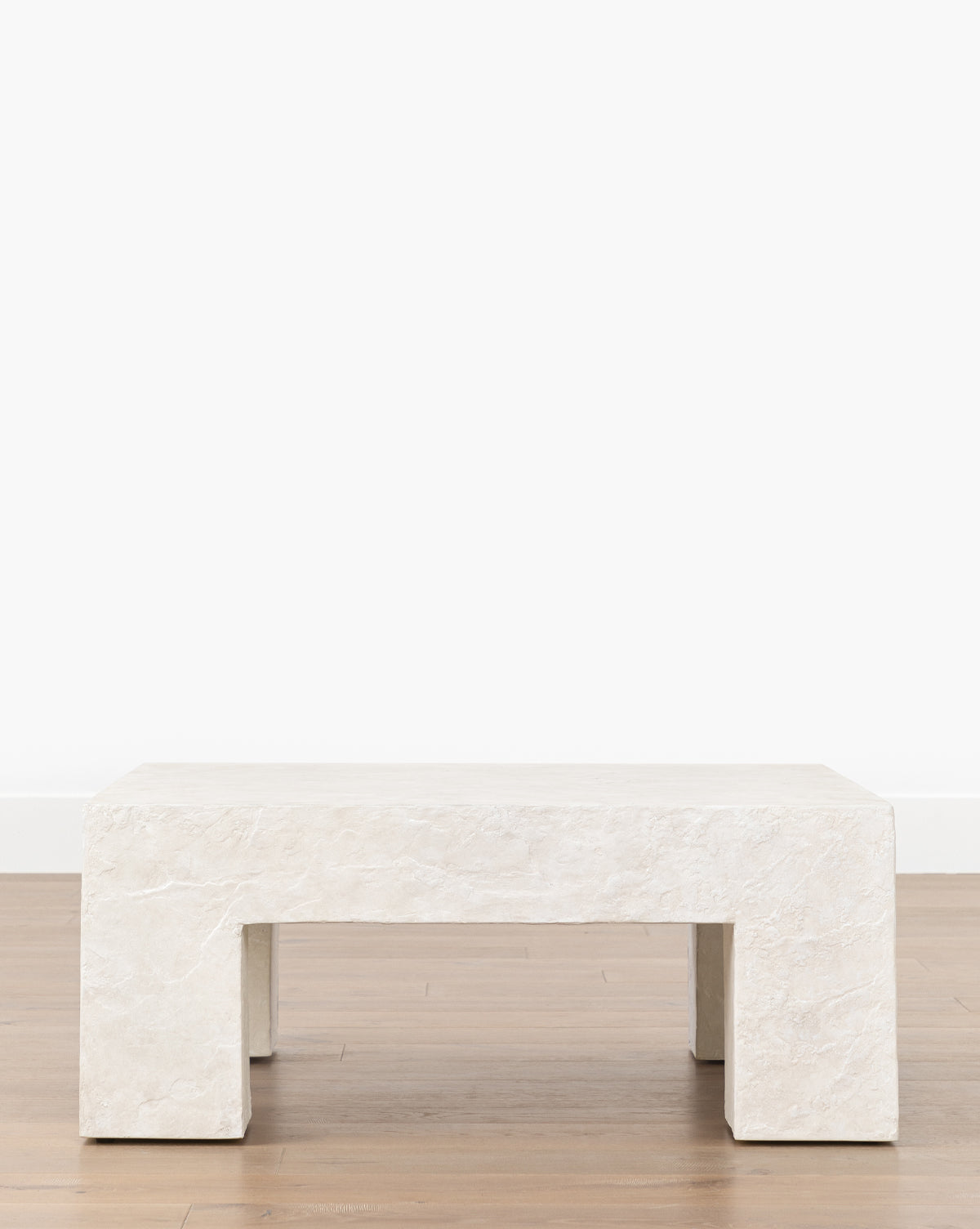 Table basse sculpturale en fibre de verre aux formes architecturales et lignes épurées pour salon