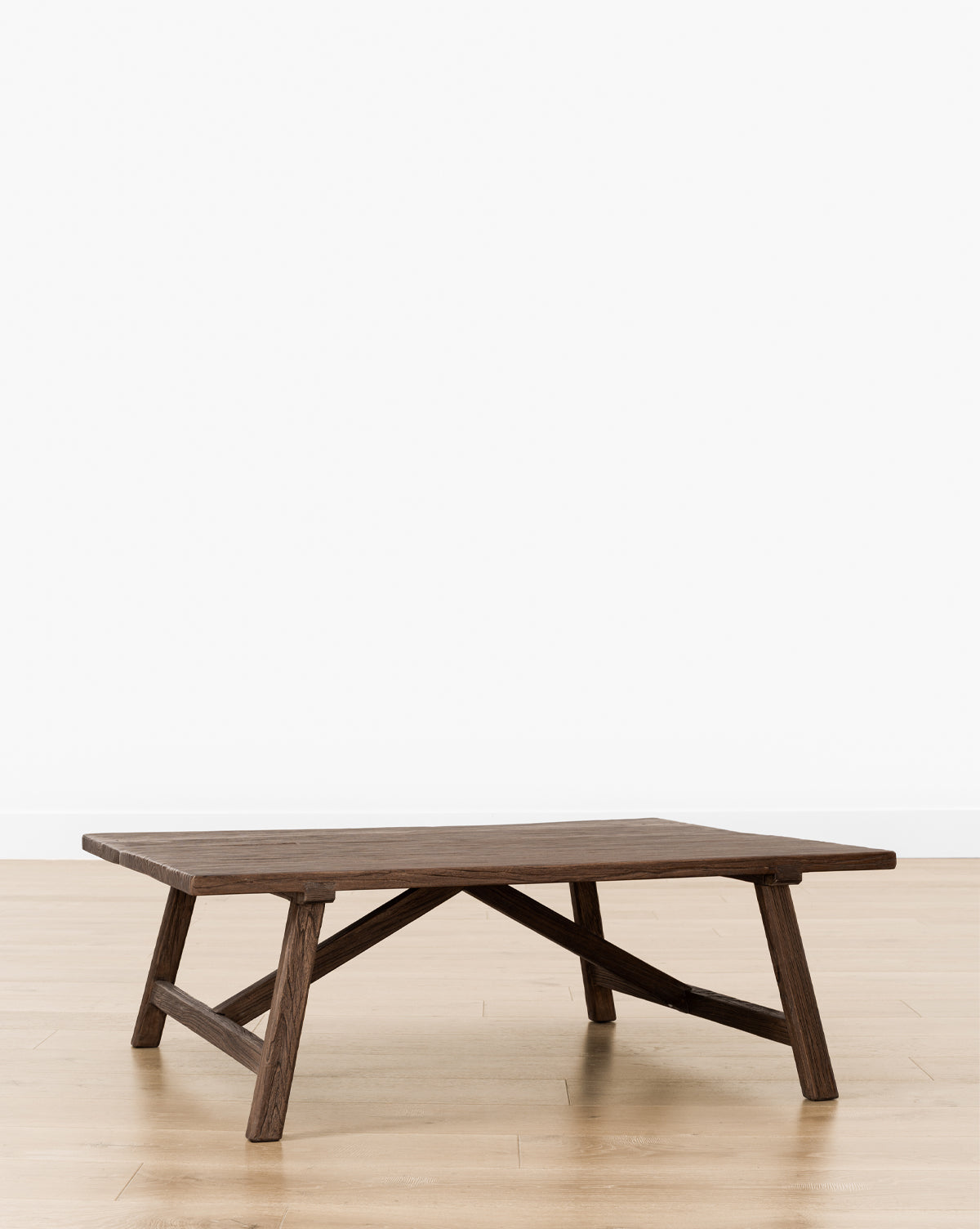 Table basse rustique en orme recyclé avec assemblage à queue d'aronde de style champêtre pour salon