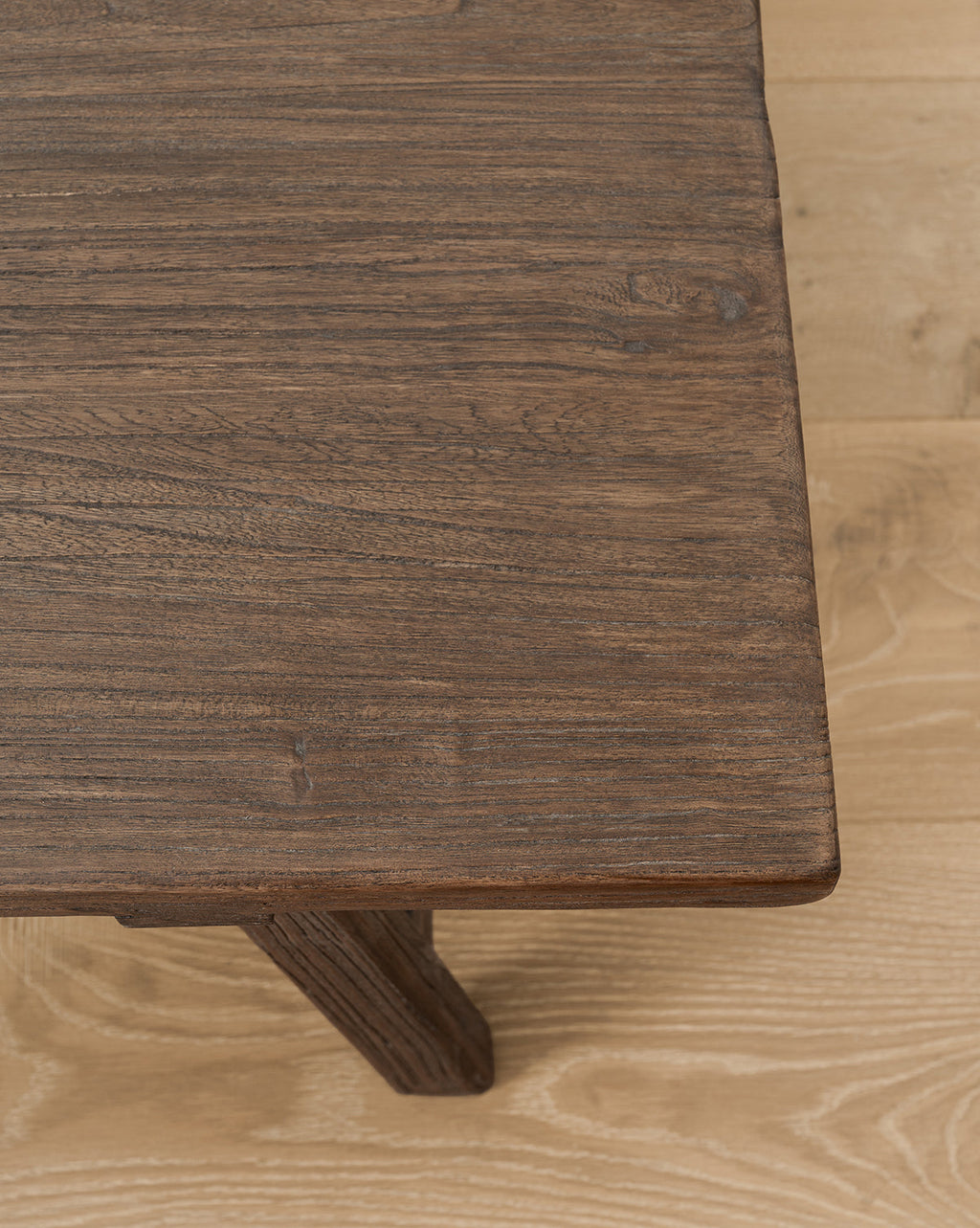 Table basse rustique en orme recyclé avec assemblage à queue d'aronde de style champêtre pour salon
