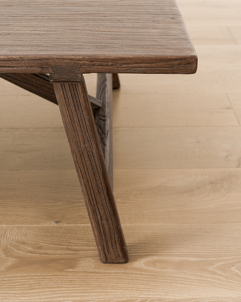 Table basse rustique en orme recyclé avec assemblage à queue d'aronde de style champêtre pour salon