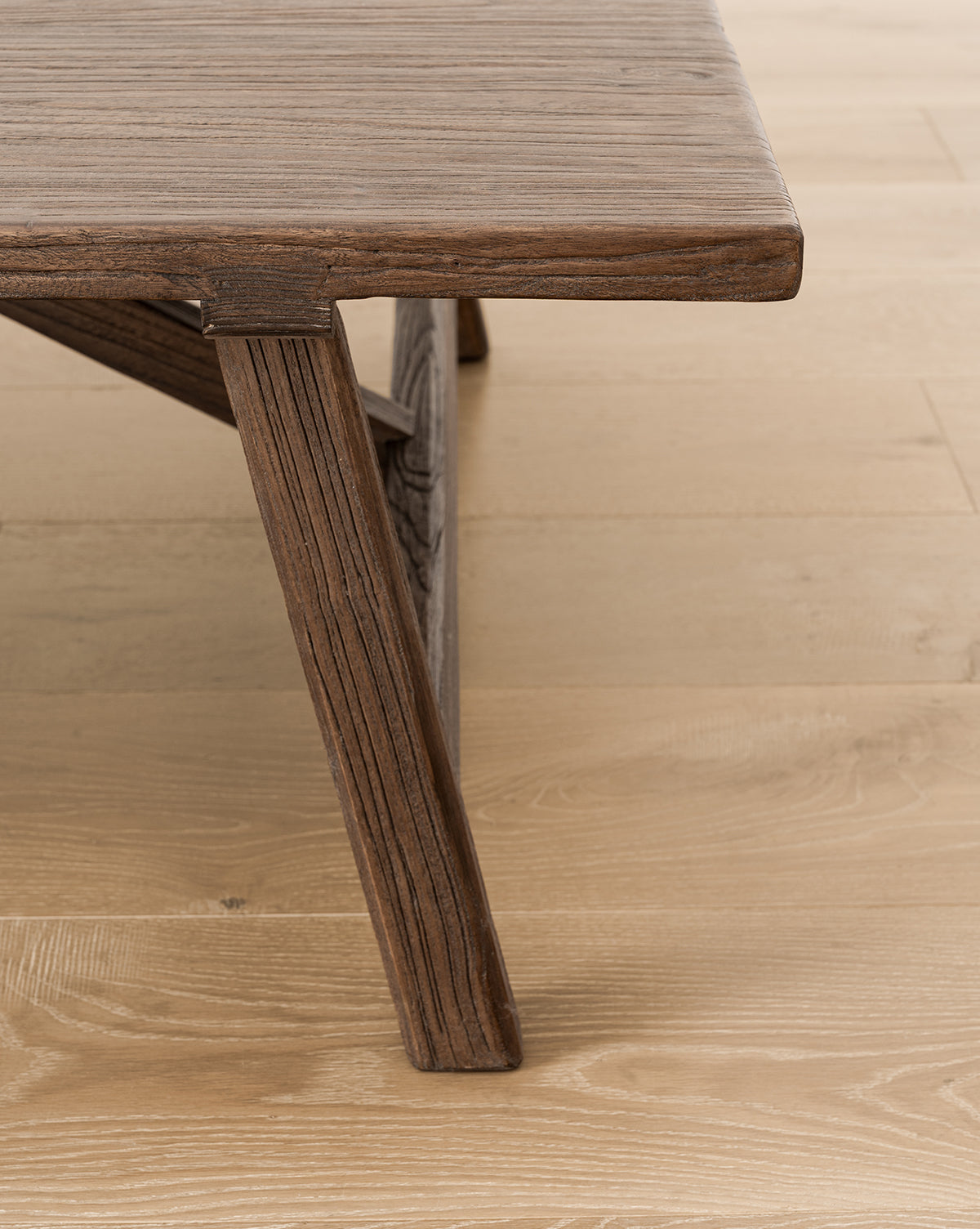 Table basse rustique en orme recyclé avec assemblage à queue d'aronde de style champêtre pour salon