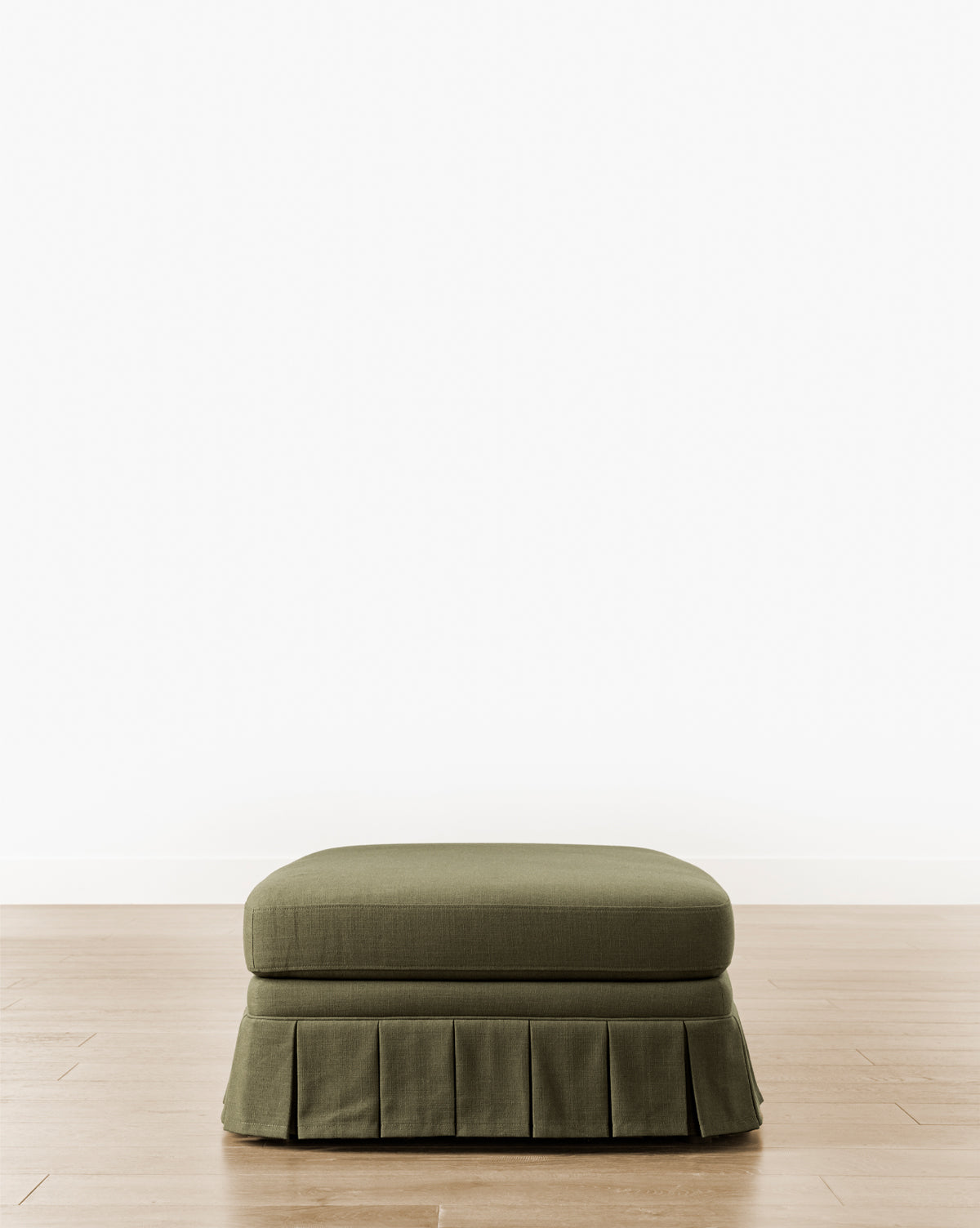Ottoman rembourré classique avec coussin moelleux et cadre robuste pour salon
