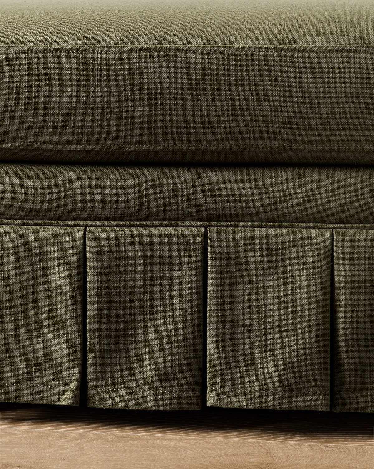 Ottoman rembourré classique avec coussin moelleux et cadre robuste pour salon