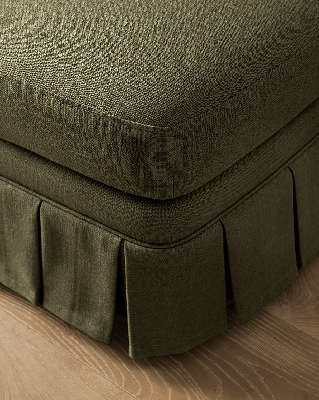 Ottoman rembourré classique avec coussin moelleux et cadre robuste pour salon